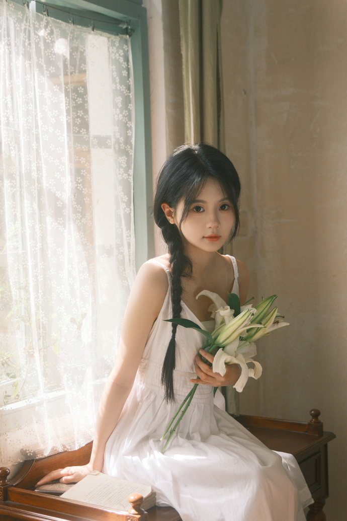 Set Áo và Váy Nữ Lily Flower màu trắng